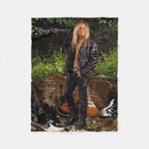 Polar Chris Caffery de pie con una manta de gitanos