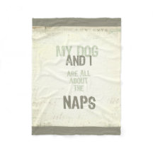 El perro y yo estamos todo sobre la manta del paño