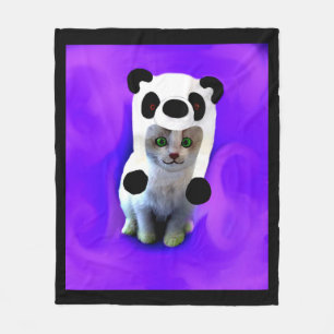 Polar Gatito en una manta del gorra de la panda