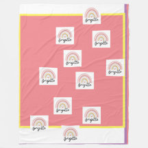 Hermosa Brigitte con manta de lana arcoiris.