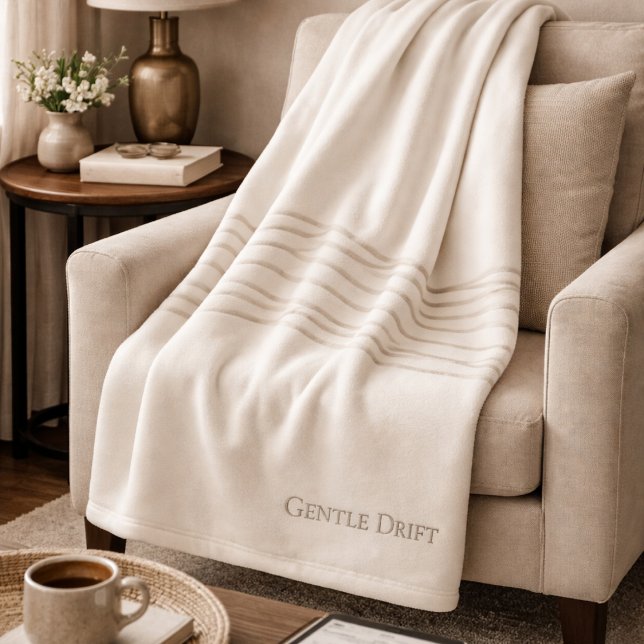 Polar Manta de felpa Ivory Taupe Drift (Soft taupe lines drift across ivory, grounding neutral spaces with gentle visual flow.)