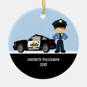 Policía adorable con el ornamento del coche