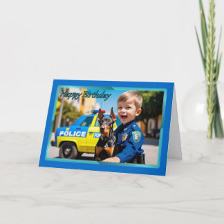 Policía con tarjeta de cumpleaños de niño doberman