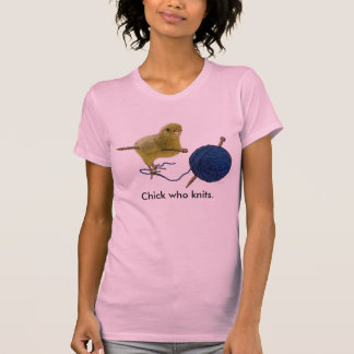 Polluelo que hace punto la camiseta de las señoras