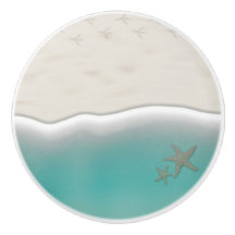 Agua de playa de arena con peces gordos