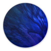 Alas místicas con plumas azules profundas