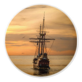 Pomo De Cerámica Barco tranquilo en el mar en el Sunset Knob