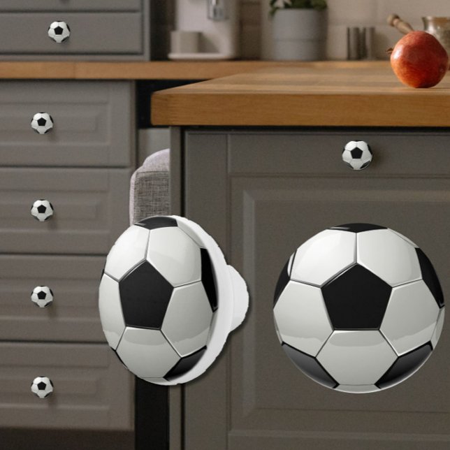 Pomo De Cerámica Bola de fútbol brillante/Futbol negro + blanco dep (Add fun and originality to your space with these black + white soccer ball ceramic knobs!)