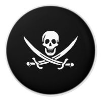 Cuchillas y calaveras piratas del gabinete de cerá