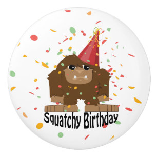 Pomo De Cerámica Cute Squatchy Birthday Bigfoot