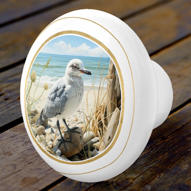 Pomo De Cerámica Elegante costa de la playa de Gaviota (An elegant ceramic door knob featuring a young seagull at the beach with a gold stylized lining)