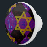 Pomo De Cerámica Estrella feliz de Hanukkah de David menorah de Sli<br><div class="desc">Estrella feliz de Hanukkah de David menorah Dreidel Celebración artística Velas Hebreo Judío Chanukah regalos decoraciones Judaísmo cultura religión prácticas religiosas tradiciones diseño geométrico simbólico profundidad de contraste simetría de orden</div>