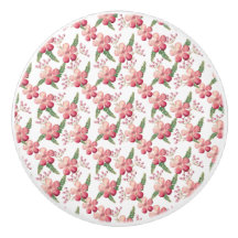 Flores rojas y bayas con hojas verdes