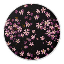 Flores silvestres lavanda moradas sobre negro