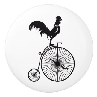 Pomo De Cerámica Gallo que se sienta en una bici del vintage