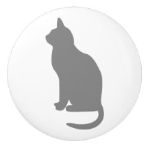 Gato Gris Sentado Mirando a la Izquierda