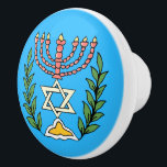 Pomo De Cerámica Magen persa David Menorah<br><div class="desc">Esta imagen fue adaptada de una antigua teja judía persa y cuenta con una menorah con un Magen David (Estrella de David) enmarcado por ramas de olivo. Se han conservado las imperfecciones de la imagen original pintada a mano.</div>