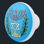 Pomo De Cerámica Magen persa David Menorah<br><div class="desc">Esta imagen fue adaptada de una antigua teja judía persa y cuenta con una menorah con un Magen David (Estrella de David) enmarcado por ramas de olivo. Se han conservado las imperfecciones de la imagen original pintada a mano.</div>