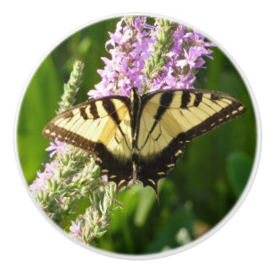 Pomo De Cerámica Mariposa de cola cruda sobre flores silvestres mor