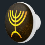 Pomo De Cerámica Menorah Flame<br><div class="desc">Una representación digital dorada y marrón de la menorah judía de siete ramificaciones (hebreo: מְ נ וֹ רָ ‎). La menorah de siete ramas, utilizada en el santuario portátil establecido por Moisés en el desierto y más tarde en el Templo en Jerusalén, ha sido un símbolo del judaísmo desde la...</div>