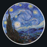 Pomo De Cerámica Noche estrellada: Saint Remy de Vincent Van Gogh<br><div class="desc">El año es 1889. Vincent Van Gogh es un paciente del asilo de Saint-Paul-de-Mausole en Saint-Rémy-de-Provence, Francia. Está sufriendo una enfermedad mental, y sus médicos le han aconsejado que se quede en casa y evite pintar. Pero Van Gogh no puede resistir el impulso de crear, y pasa sus días pintando...</div>