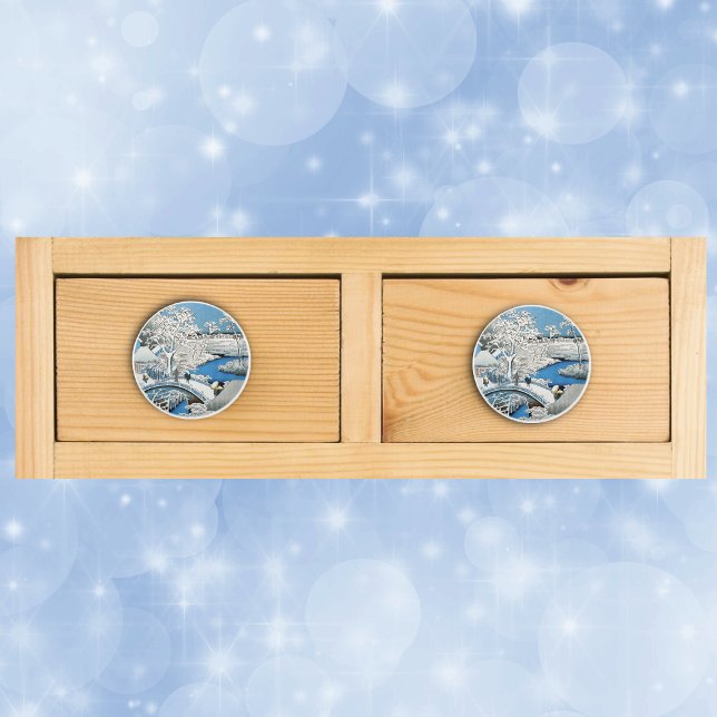 Pomo De Cerámica Puente de nieve de la escena vitícola de invierno  (Winter scene snow in Asian village with trees bridge over water in blues and white on drawer knobs.)