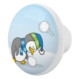 Pomo De Cerámica Un pingüino con una bola de nieve