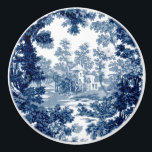 Pomo De Cerámica Vintage Cottage Paisaje Toile-Blue & White<br><div class="desc">Clásico paisaje vintage de estilo toile de jouy con una casa de campo rústica y un puente en un claro enmarcado por un bosque de árboles en tonos claros y azul oscuro sobre fondo blanco. El patrón no tiene fisuras y puede ampliarse o reducirse.</div>