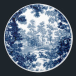 Pomo De Cerámica Vintage Cottage Paisaje Toile-Blue & White<br><div class="desc">Clásico paisaje vintage de estilo toile de jouy con una casa de campo rústica y un puente en un claro enmarcado por un bosque de árboles en tonos claros y azul oscuro sobre fondo blanco. El patrón no tiene fisuras y puede ampliarse o reducirse.</div>