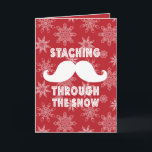 PONERSE DE PIE A TRAVÉS DE LA TARJETA DE RECIBIMIE<br><div class="desc">¿Te encanta el humor de bigote? Diviértete enviando estas divertidas tarjetas de felicitación de Navidades esta temporada navideña a tu familia y amigos. PASEANDO A TRAVÉS DE LA NIEVE CON RETRO,  FUNNY WHITE MUSTACHE EN UNA TARJETA DE RECIBIMIENTO DE NAVIDADES DE FONDO DE NOWFLAKE ROJO. MOVIEFUN©</div>