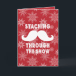 PONERSE DE PIE A TRAVÉS DE LA TARJETA DE RECIBIMIE<br><div class="desc">¿Te encanta el humor de bigote? Diviértete enviando estas divertidas tarjetas de felicitación de Navidades esta temporada navideña a tu familia y amigos. PASEANDO A TRAVÉS DE LA NIEVE CON RETRO,  FUNNY WHITE MUSTACHE EN UNA TARJETA DE RECIBIMIENTO DE NAVIDADES DE FONDO DE NOWFLAKE ROJO. MOVIEFUN©</div>