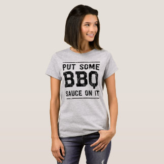 Ponga un poco de camiseta de la salsa del Bbq