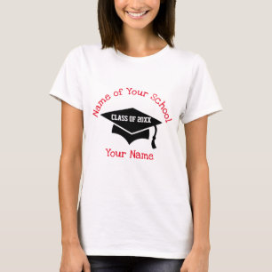 Por la delgada camiseta de las mujeres graduadas