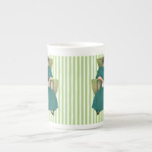Chica del libro en la silla, taza de té verde