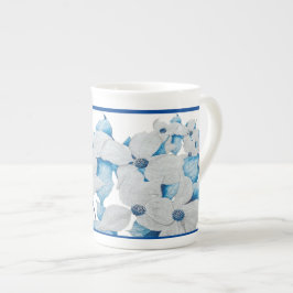 Porcelana Flores de dogwood en una taza de hueso de China