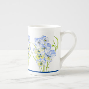 Porcelana Pánsitos helados azules en una taza de huesos en C