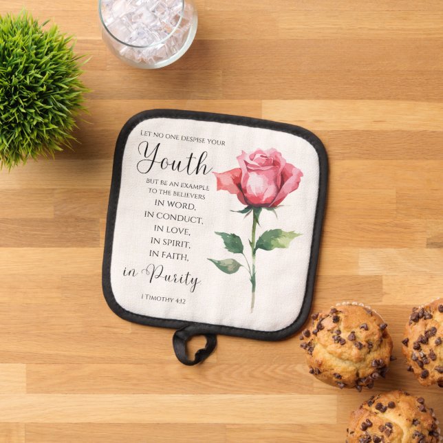 Porta Ollas 1 Timothy 4:12 - La Biblia Juvenil versus la Flor (De arriba hacia abajo)