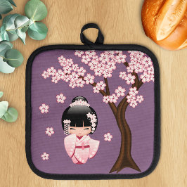 Porta Ollas Muñeca Kokeshi de Kimono Rosa sobre Fondo Púrpura