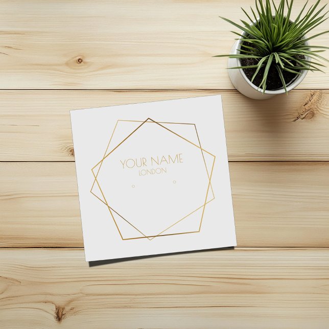 Portafolio de oro geométrico (White and gold stud earring display card with geometric frame)