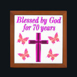 PORTALÁPICES CRISTIAN PINK 70TH BIRTHDAY CROSS DISEÑN<br><div class="desc">Este cristiano y alegre de 70 años adorará celebrar cumplir 70 años con este hermoso diseño de 70 años de cruz rosa y mariposa en Tees, bolsas de té, tazas, almohadas y regalos. Delibera a su espiritual y a su Dios amando a los 70 años con un regalo de cumpleaños...</div>