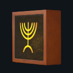 Portalápices Menorah Flame<br><div class="desc">Una representación digital dorada y marrón de la menorah judía de siete ramificaciones (hebreo: מְ נ וֹ רָ ‎). La menorah de siete ramas, utilizada en el santuario portátil establecido por Moisés en el desierto y más tarde en el Templo en Jerusalén, ha sido un símbolo del judaísmo desde la...</div>