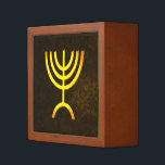 Portalápices Menorah Flame<br><div class="desc">Una representación digital dorada y marrón de la menorah judía de siete ramificaciones (hebreo: מְ נ וֹ רָ ). La menorah de siete ramas, utilizada en el santuario portátil establecido por Moisés en el desierto y más tarde en el Templo en Jerusalén, ha sido un símbolo del judaísmo desde la...</div>