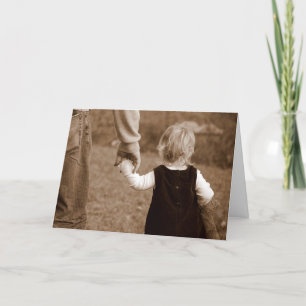 Portando la tarjeta del día de papá