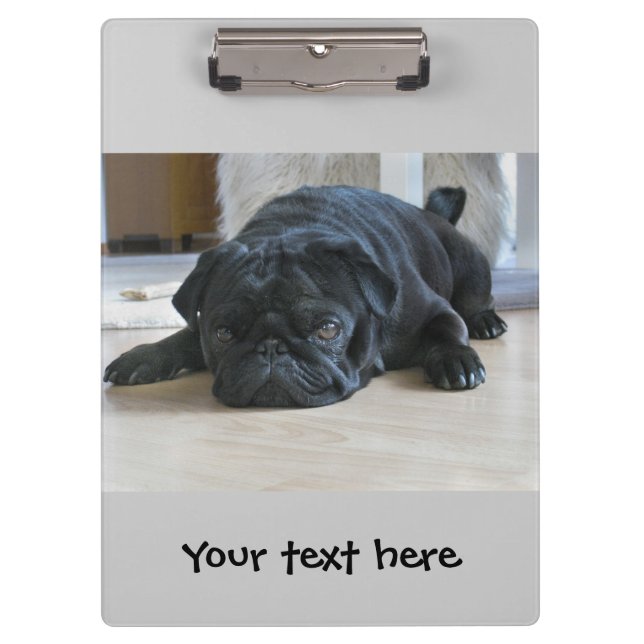 Portapapeles con cachorro de pug negro lindo (Anverso)