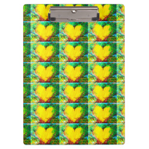 portapapeles de corazones amarillos