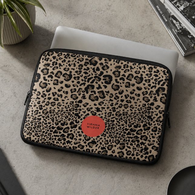 Portátil Funda para Laptop con Estampado de Leopardo | Fund (A fashionable laptop sleeve that blends bold animal print with a polished personalized touch.)