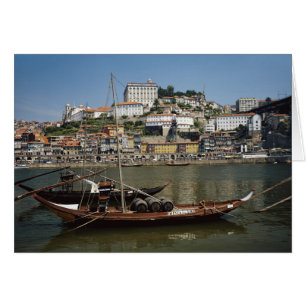 Portugal, Oporto, Barco con barriles de vino