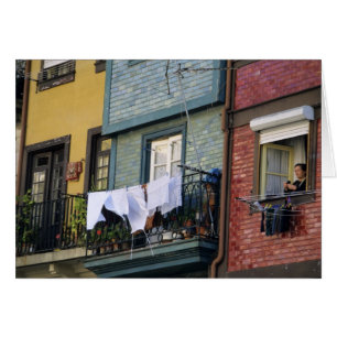 Portugal, Oporto (Porto). Mujer colgando ropa