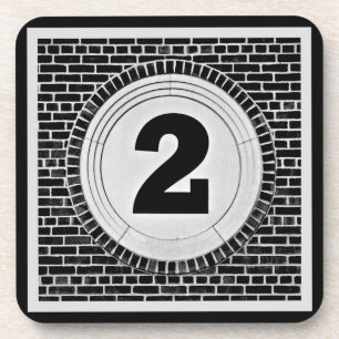 Posavasos 2 ¿Dos mucho más? en blanco y negro