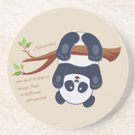Posavasos adorable panda colgando boca abajo